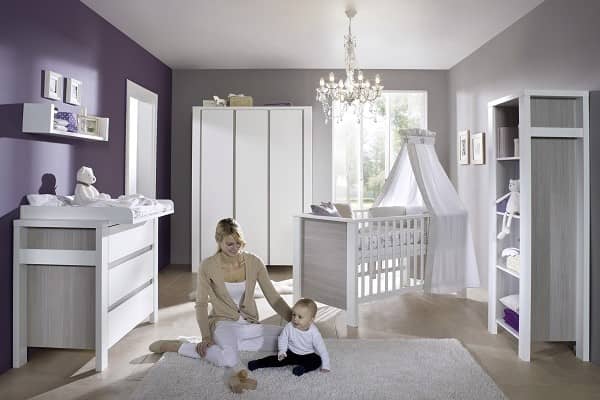 Baby en moeder spelen in babykamer
