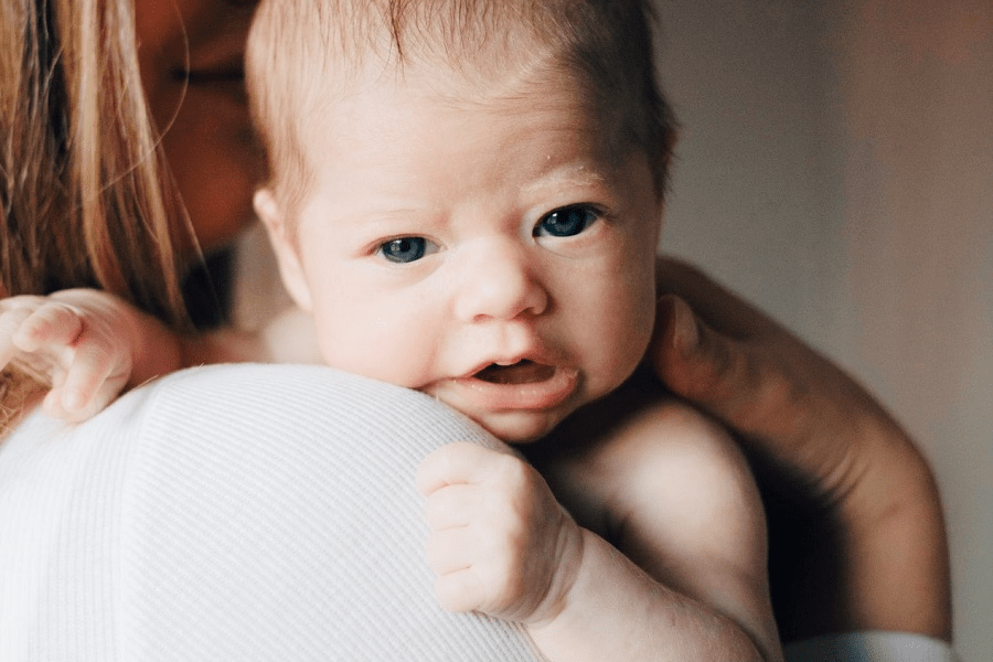 Moeder en pasgeboren baby voor de eerste dag alleen samen