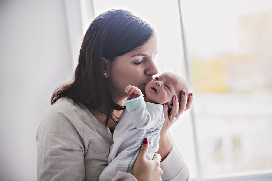 Pasgeboren baby en moeder krijgen kraamzorg