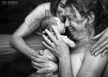 Vrouw knuffelt pasgeboren kindje