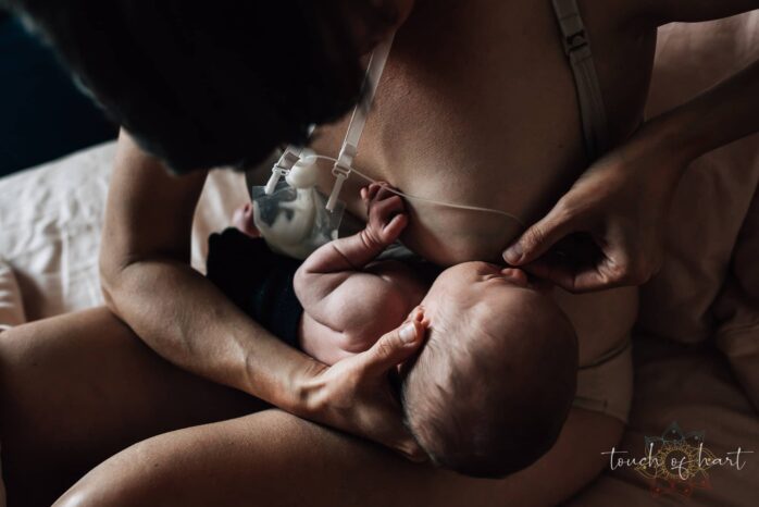 Vrouw geeft borstvoeding aan pasgeboren baby