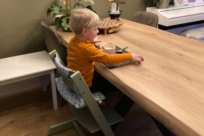 Kind zit op kussenset van Stokke Tripp Trapp kinderstoel