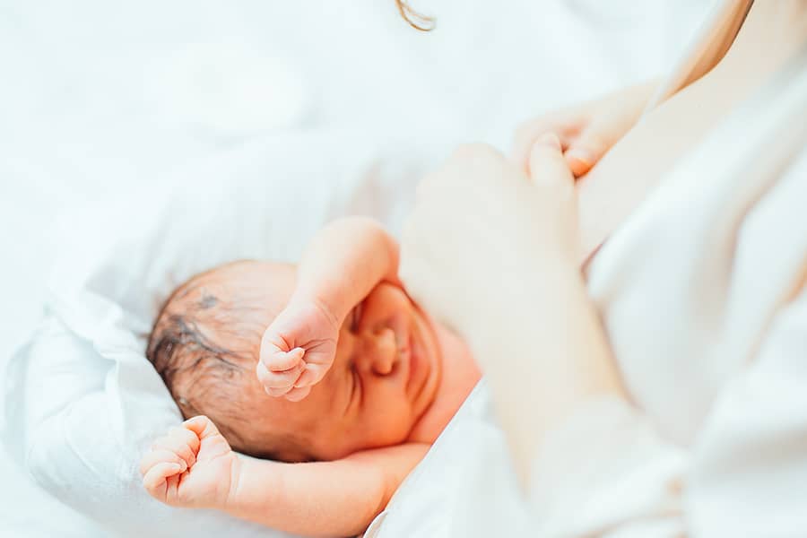 Pasgeboren baby slaapt