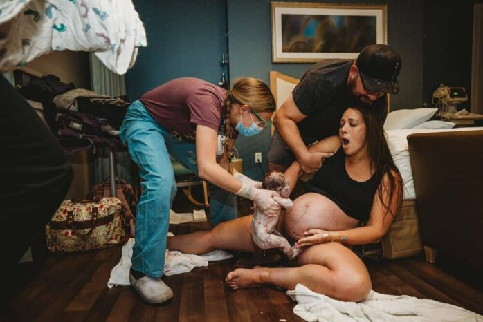 Vrouw haalt opgelucht adem na geboorte kind