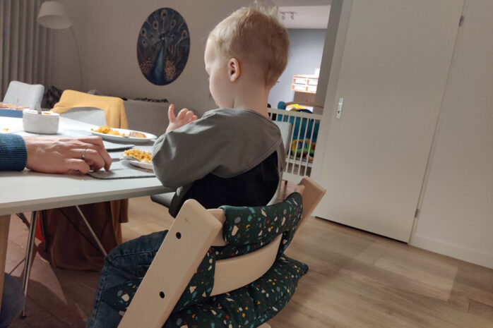 Jongetje zit op kussenset van Tripp Trapp kinderstoel