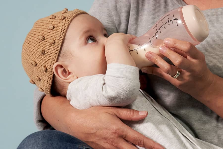 Baby drinkt uit anti-colic S-fles van Difrax