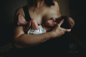 Vrouw voedt haar pasgeboren baby aan de borst