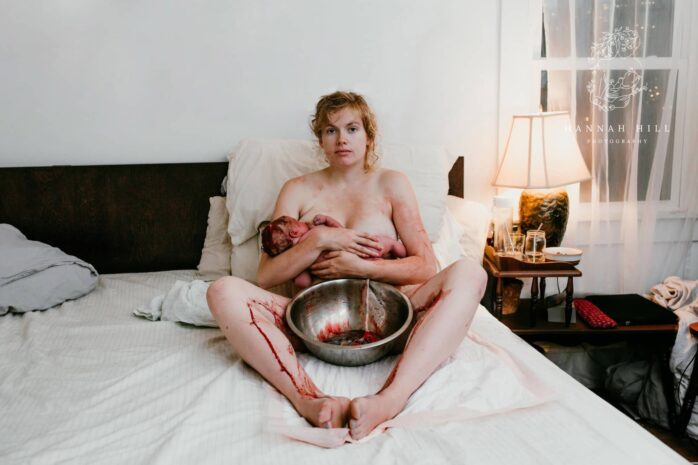 Vrouw geeft borstvoeding aan pasgeboren baby