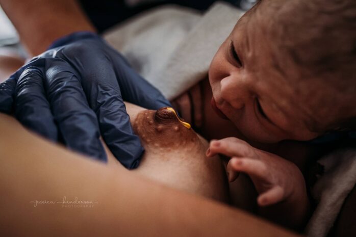 Pasgeboren baby op zoek naar colostrum