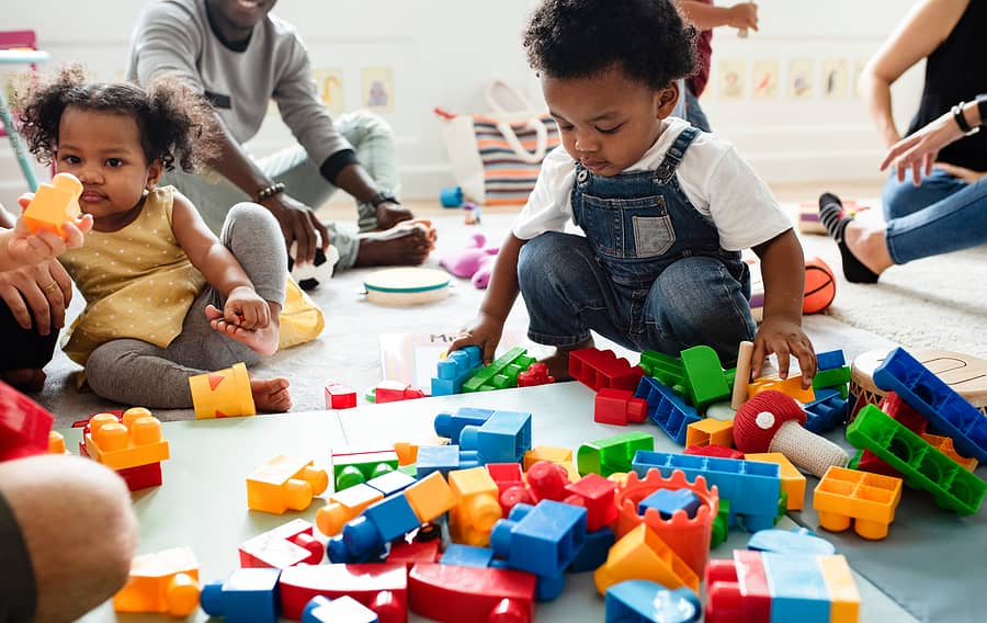 Kinderen spelen samen na start kinderdagverblijf