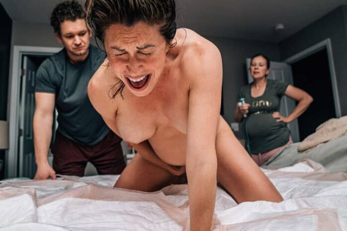 Vrouw puft op bed weeën weg