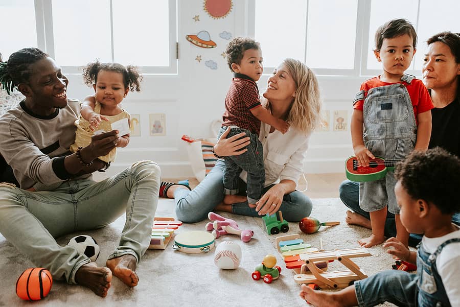 Ouders en kinderen spelen op kinderopvang