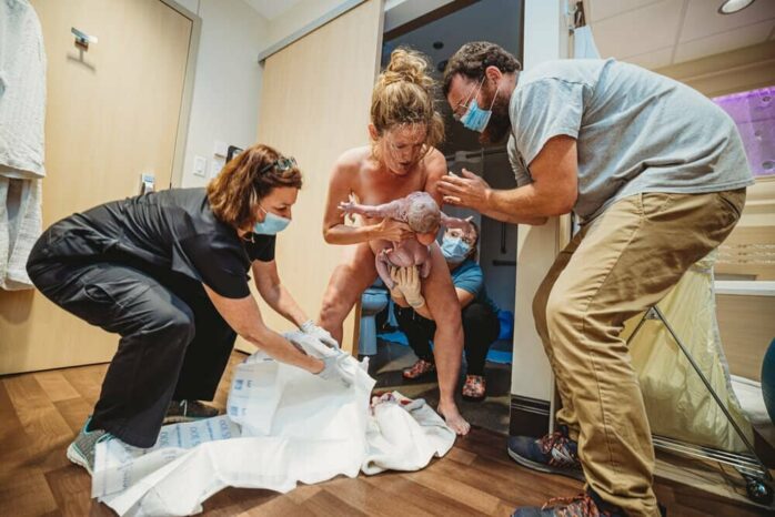 Moeder vangt pasgeboren baby op