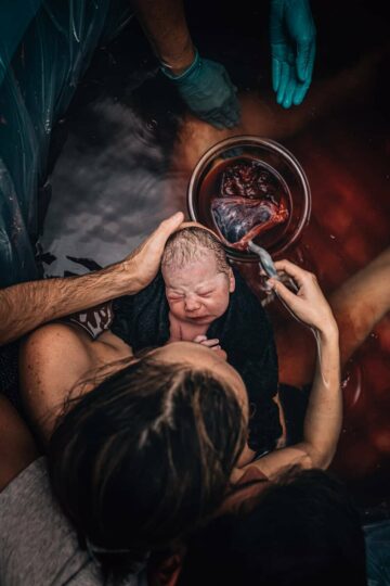 Pasbevallen vrouw voelt aan navelstreng