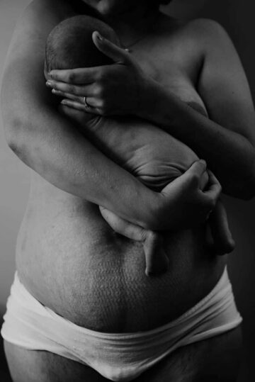 Moeder houdt pasgeboren baby vast