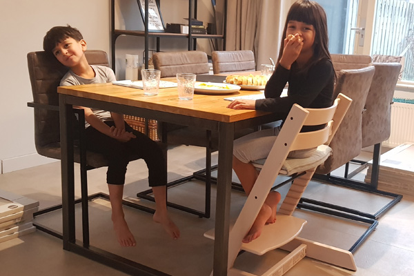 Gezin met Stokke Tripp Trapp kinderstoel aan de eettafel