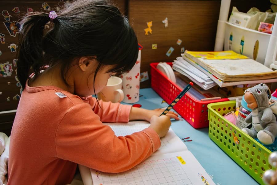 Meisje tekent op kinderdagverblijf
