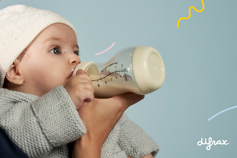 Baby drinkt uit fles van Difrax