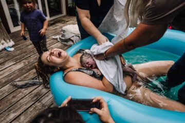 Vrouw is opgelucht en blij na geboorte baby