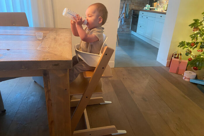 baby drinkt flesje in Stokke Tripp Trapp met Baby set