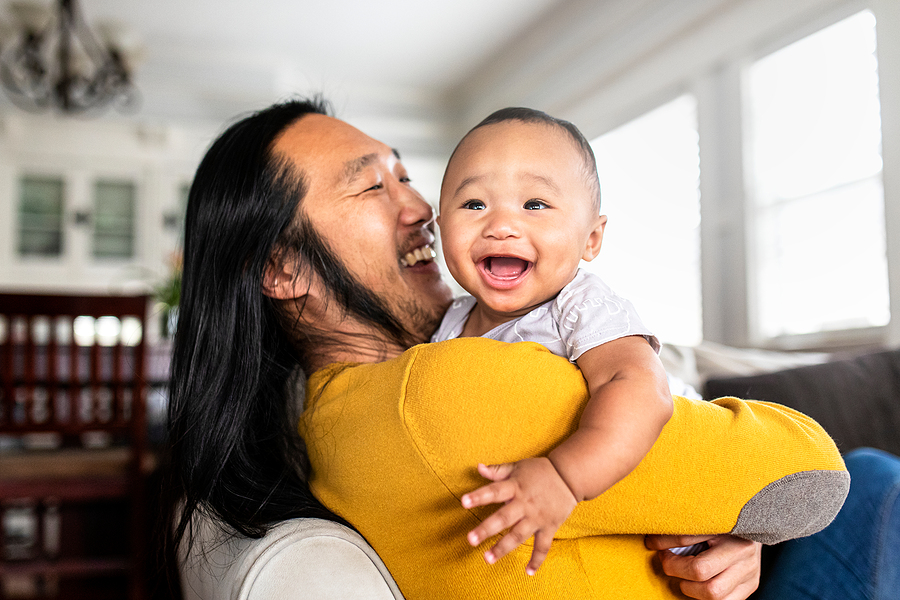 Vader moet lachen om baby met humor
