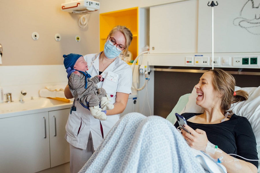 invoer Mooie jurk Phalanx Geboortepakje: wat trek je je baby aan na de bevalling? – 24Baby.nl
