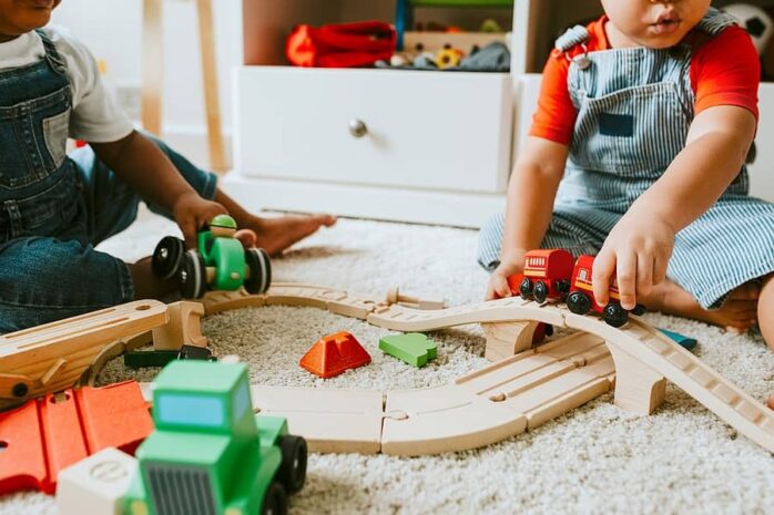 Kinderen spelen met treinset