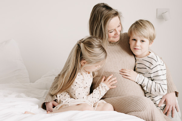 zwangere vrouw met kinderen voor de kraamweek