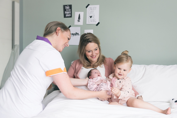 moeder en haar baby krijgen kraamzorg
