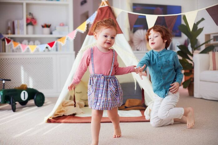 Broer en zus spelen in speelkamer