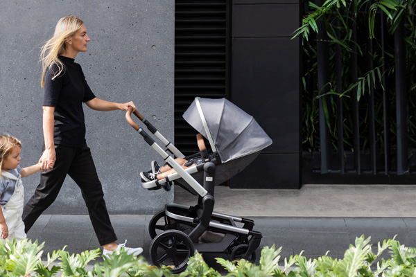 moeder wandelt met Joolz Day+ kinderwagen
