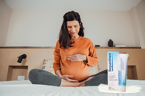 zwangere vrouw gebruikt Bepanthen Baby Zalf voor huidverzorging