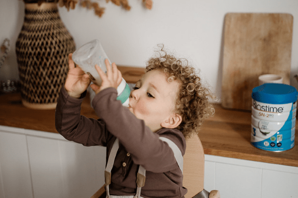 Baby drinkt uit flesje