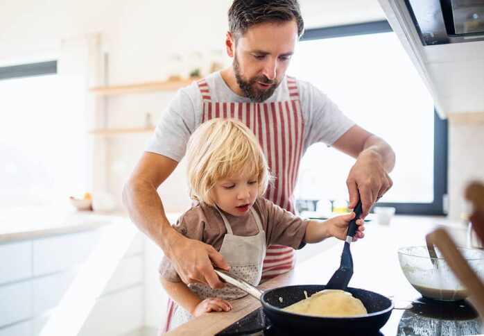 Vader en kind bakken pannenkoeken op Vaderdag