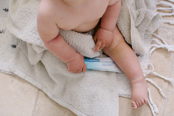 Baby met droge huid en Bepanthen Baby Zalf