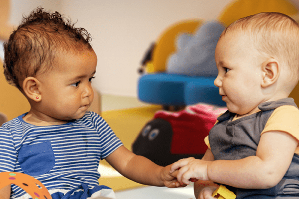 Baby's spelen samen bij kinderopvang