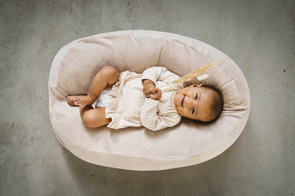 Baby ligt in relaxhoes van Ilmaha