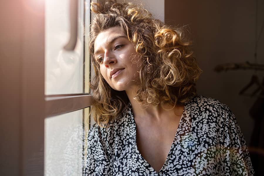 Vrouw kijkt bezorgd voor zich uit