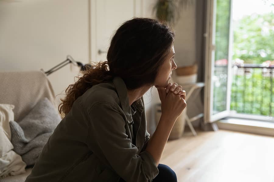 Vrouw staart bezorgd naar buiten