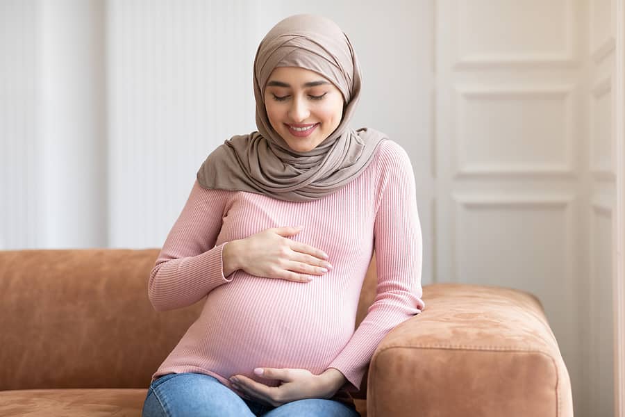 Zwangere vrouw denkt na over informed consent rondom bevalling