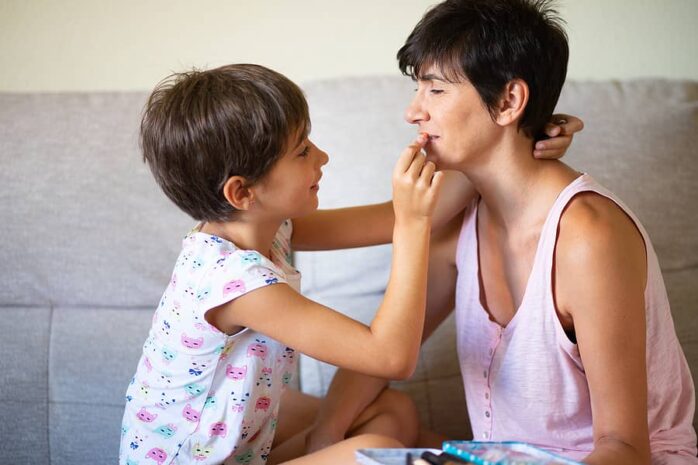 Moeder en dochter doen make-up bij elkaar op