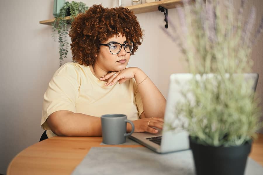 Vrouw (zzp'er) regelt online haar AOV