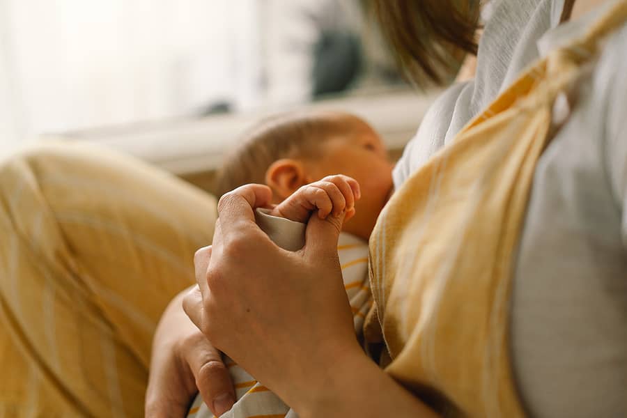 Moeder legt baby vaak aan bij relacteren