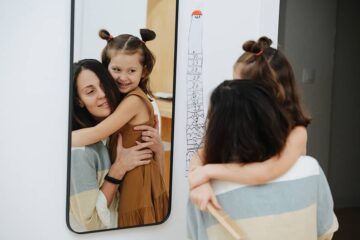 Mama en dochter kijken samen in de spiegel