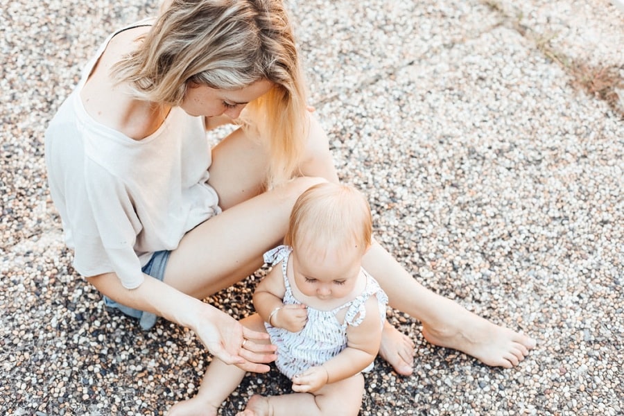 Liefdevolle moeder met baby buiten