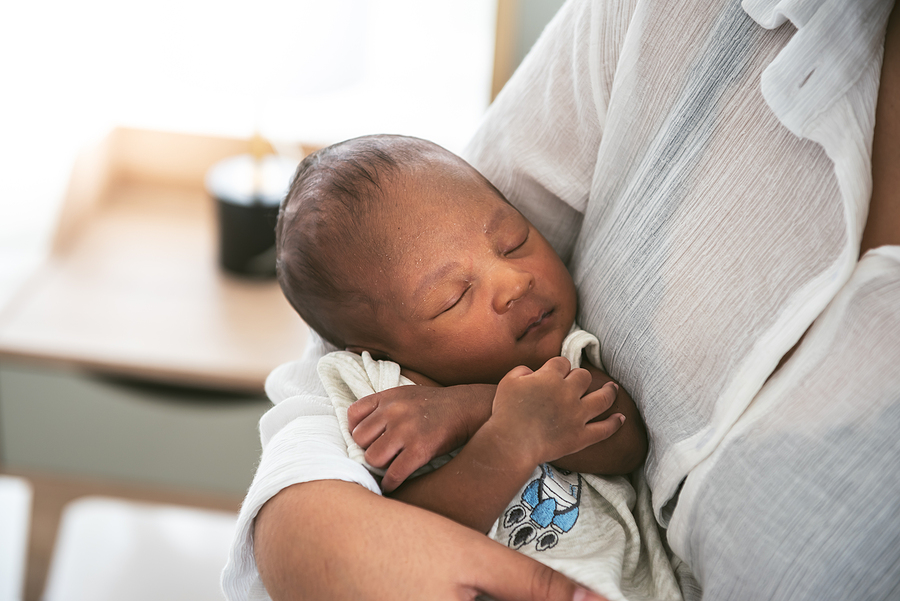 Baby met moeder die kraampakket gaat aanvragen