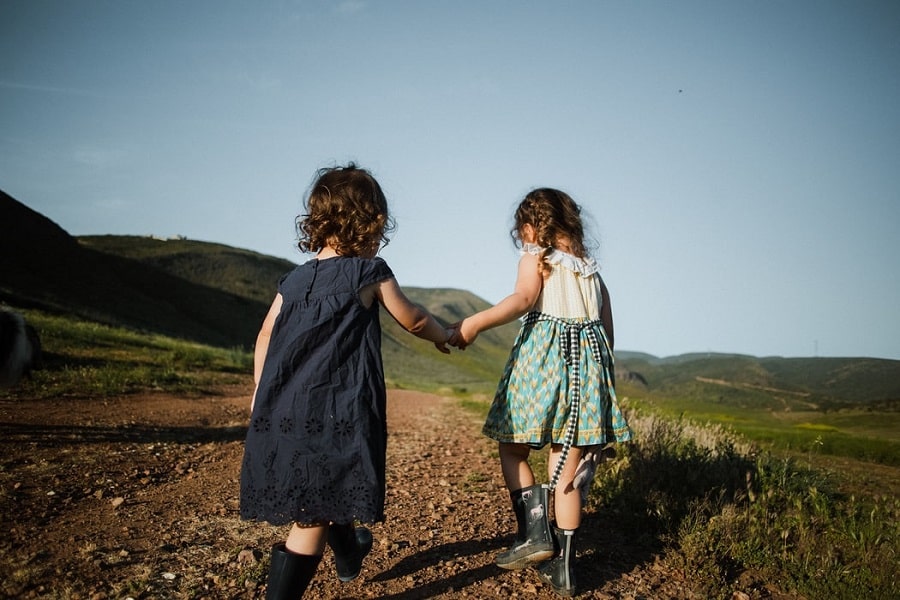 Zusjes lopen hand in hand