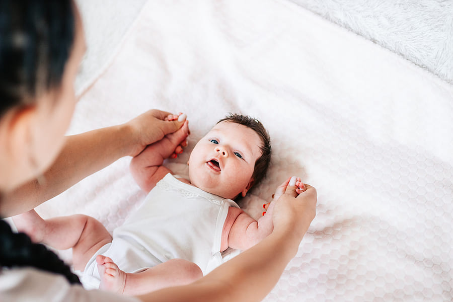 baby met moeder die geboortekaartjes heeft gemaakt
