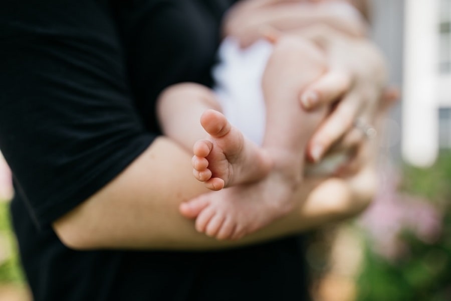 Moeder geeft borstvoeding aan pasgeboren baby