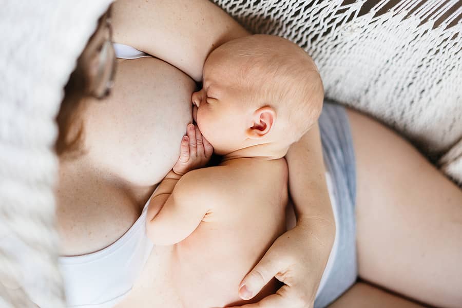 Borstvoedingshoudingen: 10 manieren om je baby te 24Baby.nl